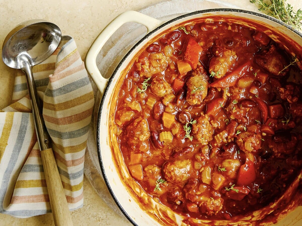 Cajun-worststoofpot met onder andere wortel, paprika en tijm