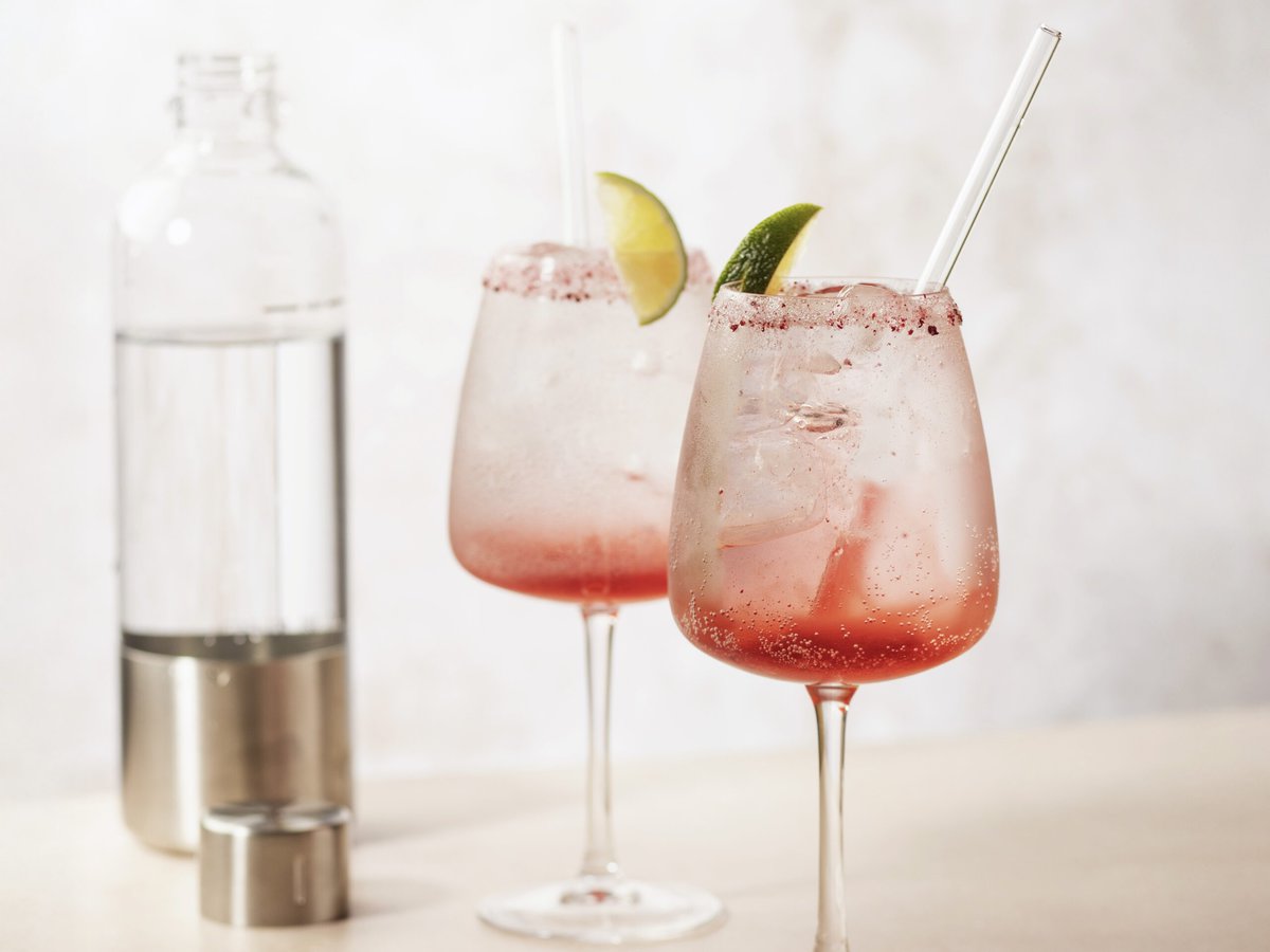 Twee cranberry-lime sunrise mocktails