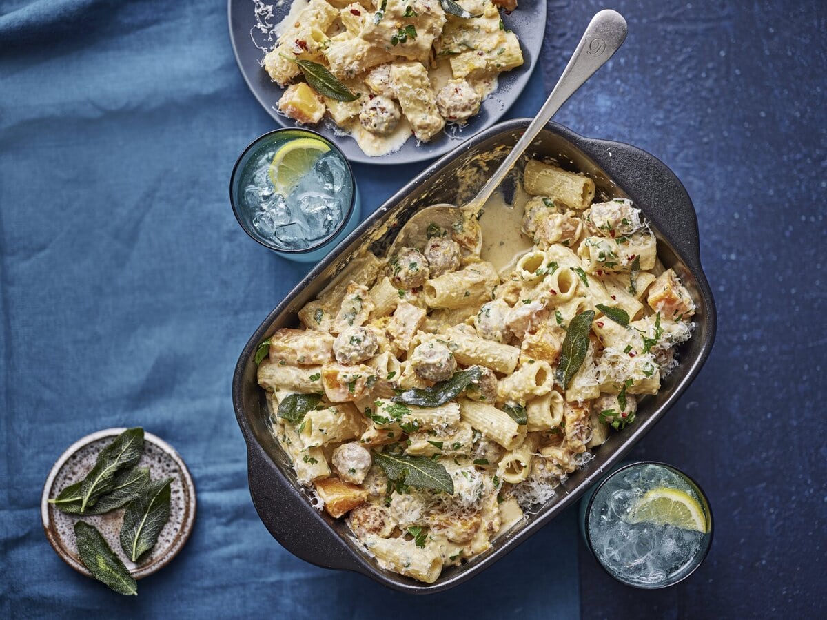 Eenpanspasta met pompoen, salie en gehaktballetjes in een ovenschaal