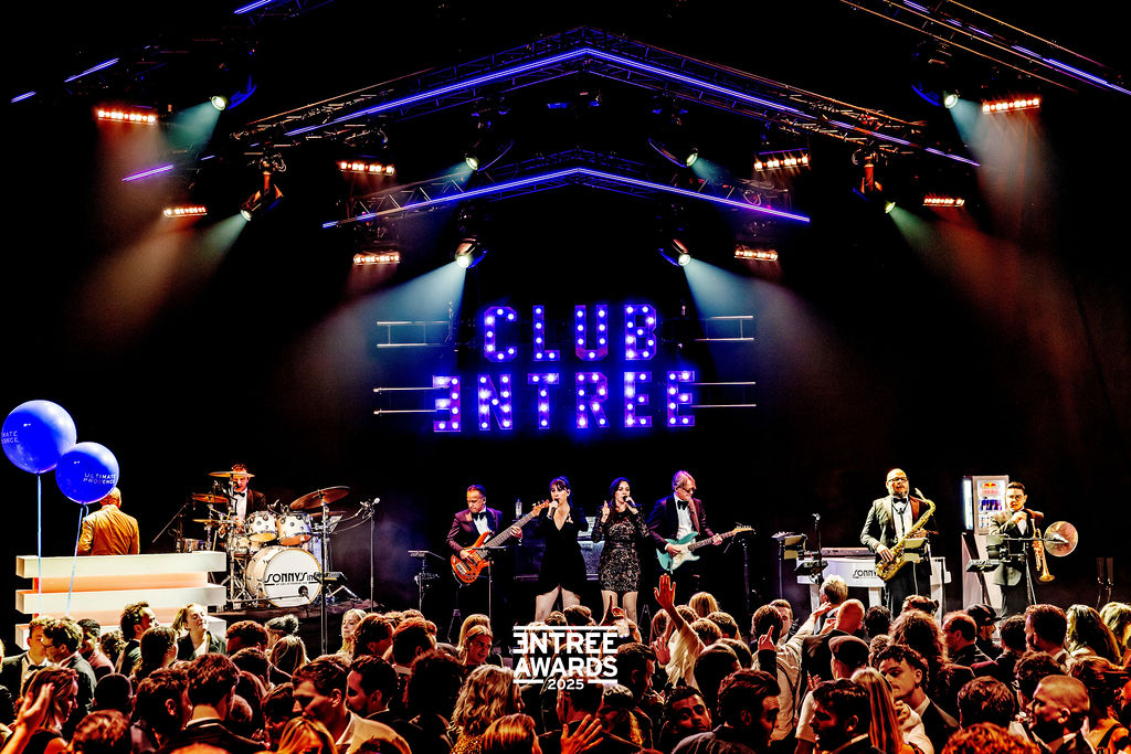 Optreden band tijdens het galafeest van de Entree Awards 2025
