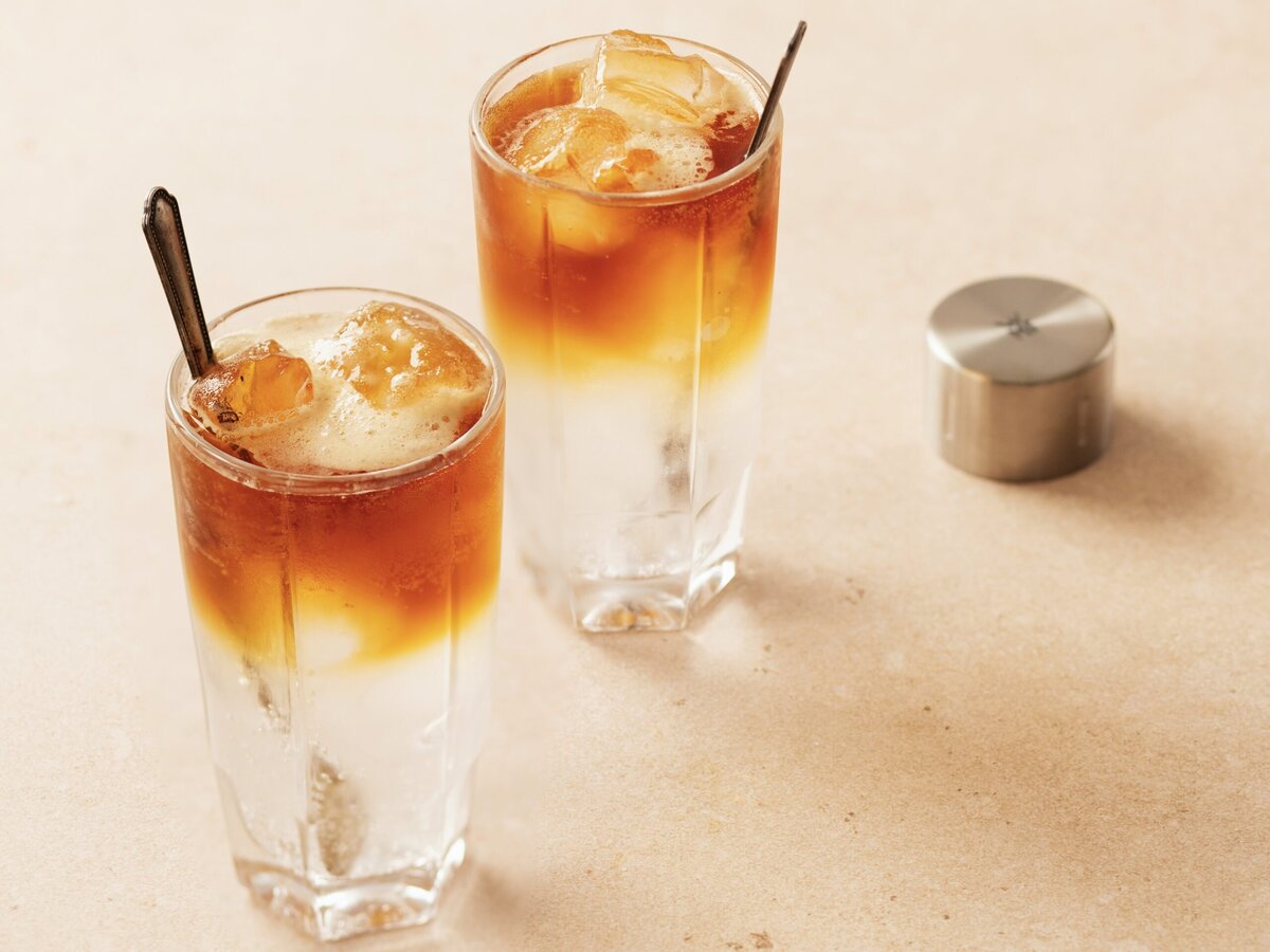 Twee fizzy espresso-tonic mocktails