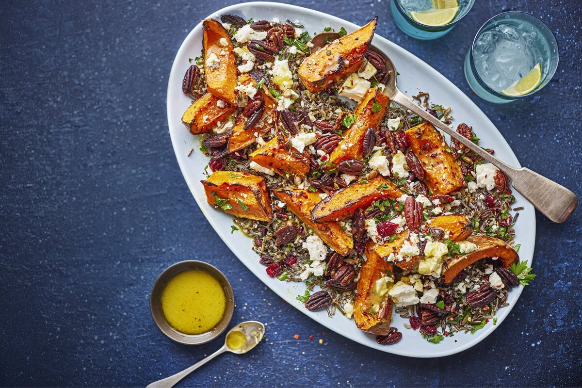 Gegrilde pompoen met ahornsiroop, feta, cranberry's, pecannoten en wilde rijst