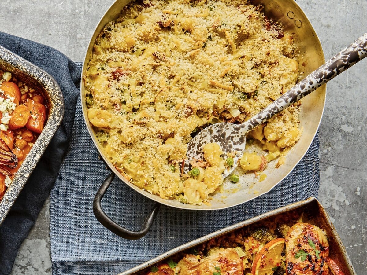 Gnocchitraybake met pulled pork en doperwten met paneermeel erover