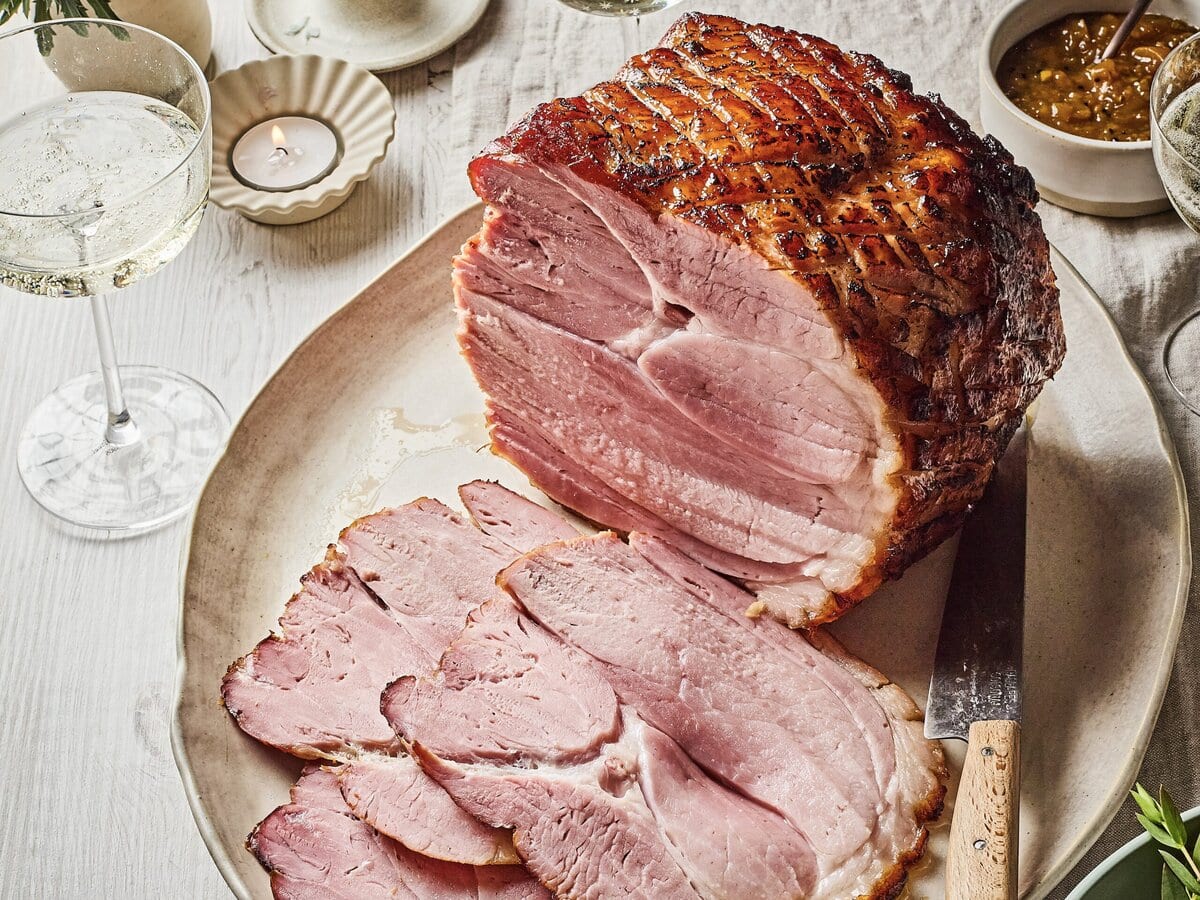 Ham met gember-rumglaze in stukjes gesneden