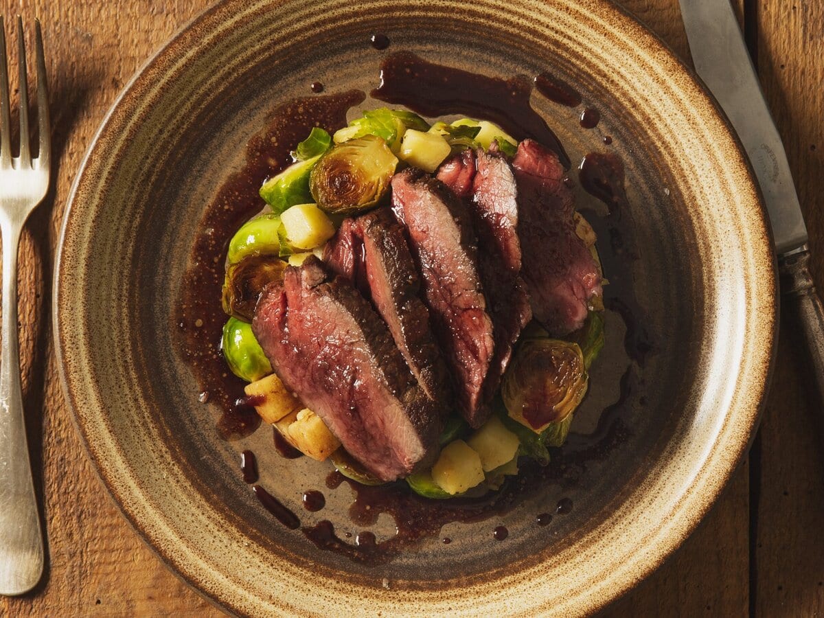 Hertenbiefstuk met portjus, gesmoorde spruiten en appel