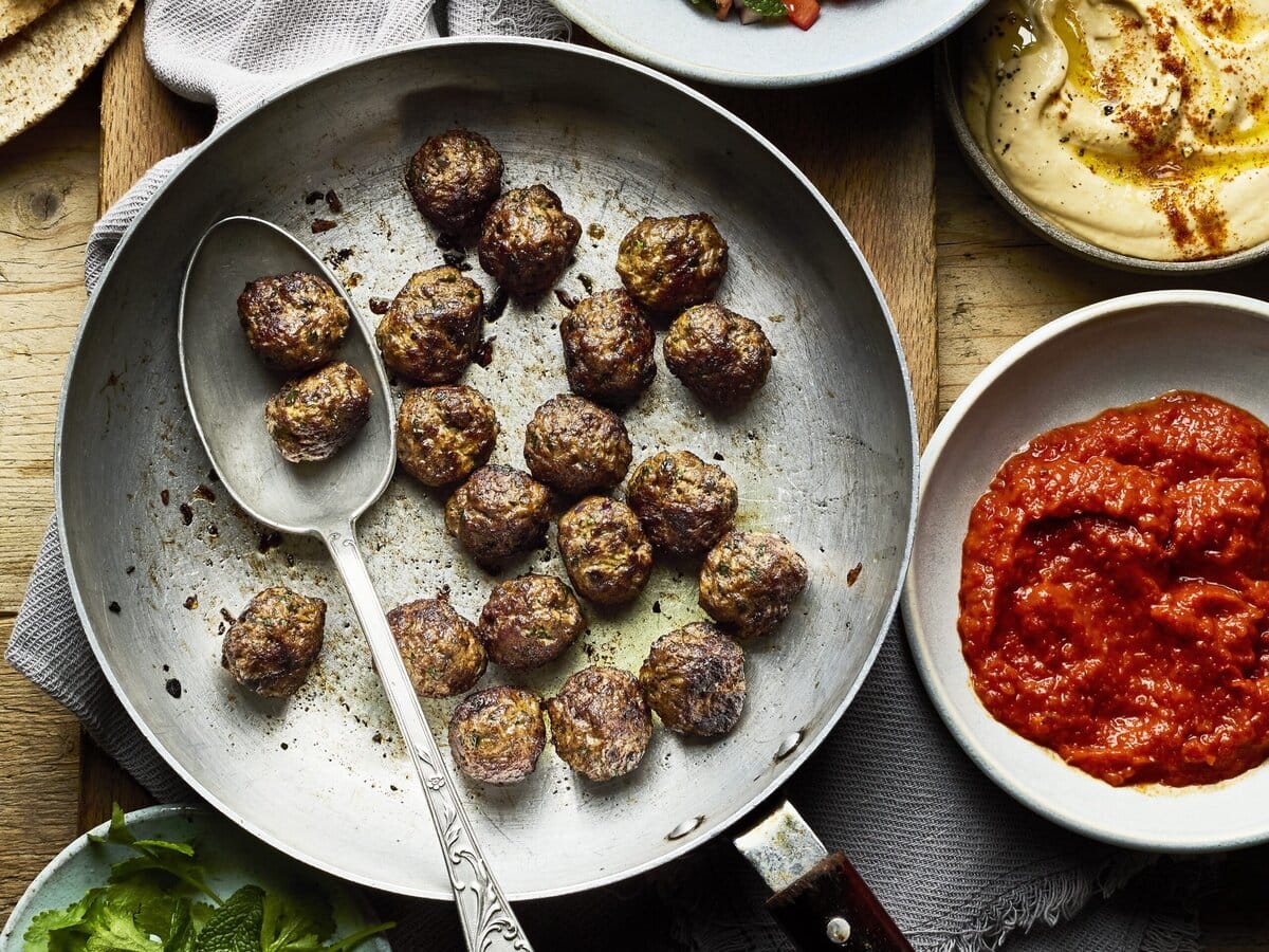 Hertengehaktballetjes met platbrood en salade en saus