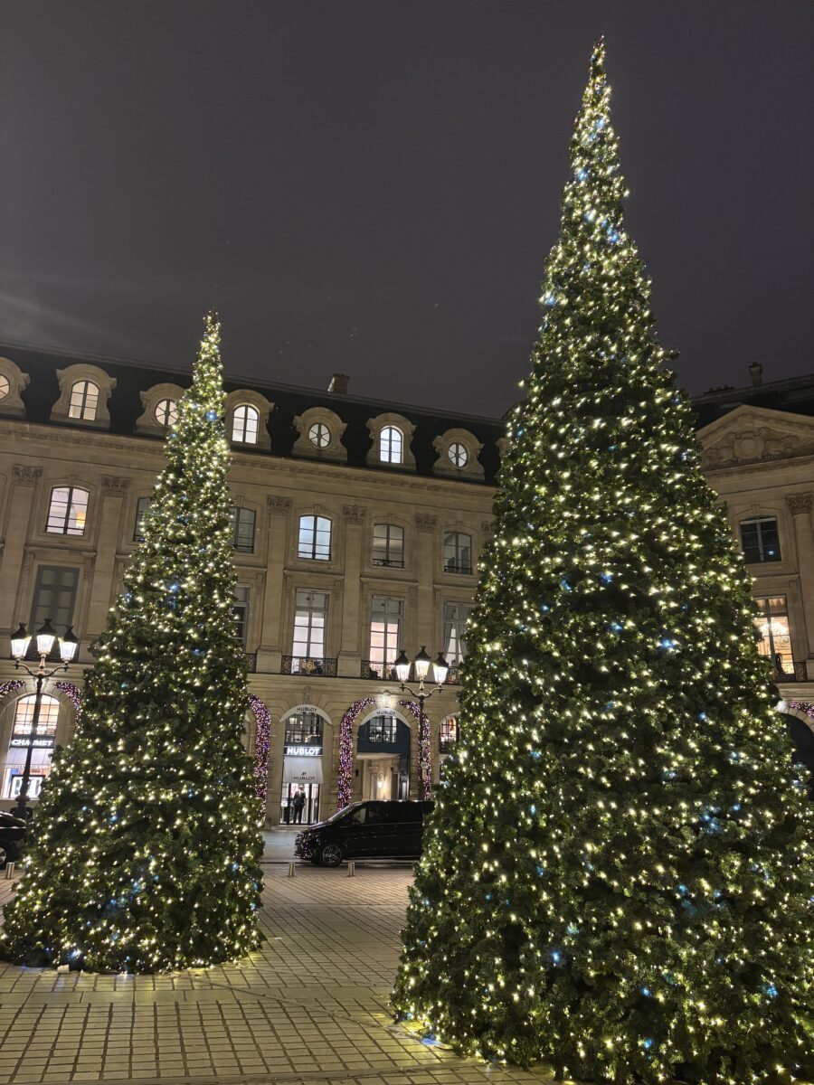 Place vendome met kerstbomen Parijs