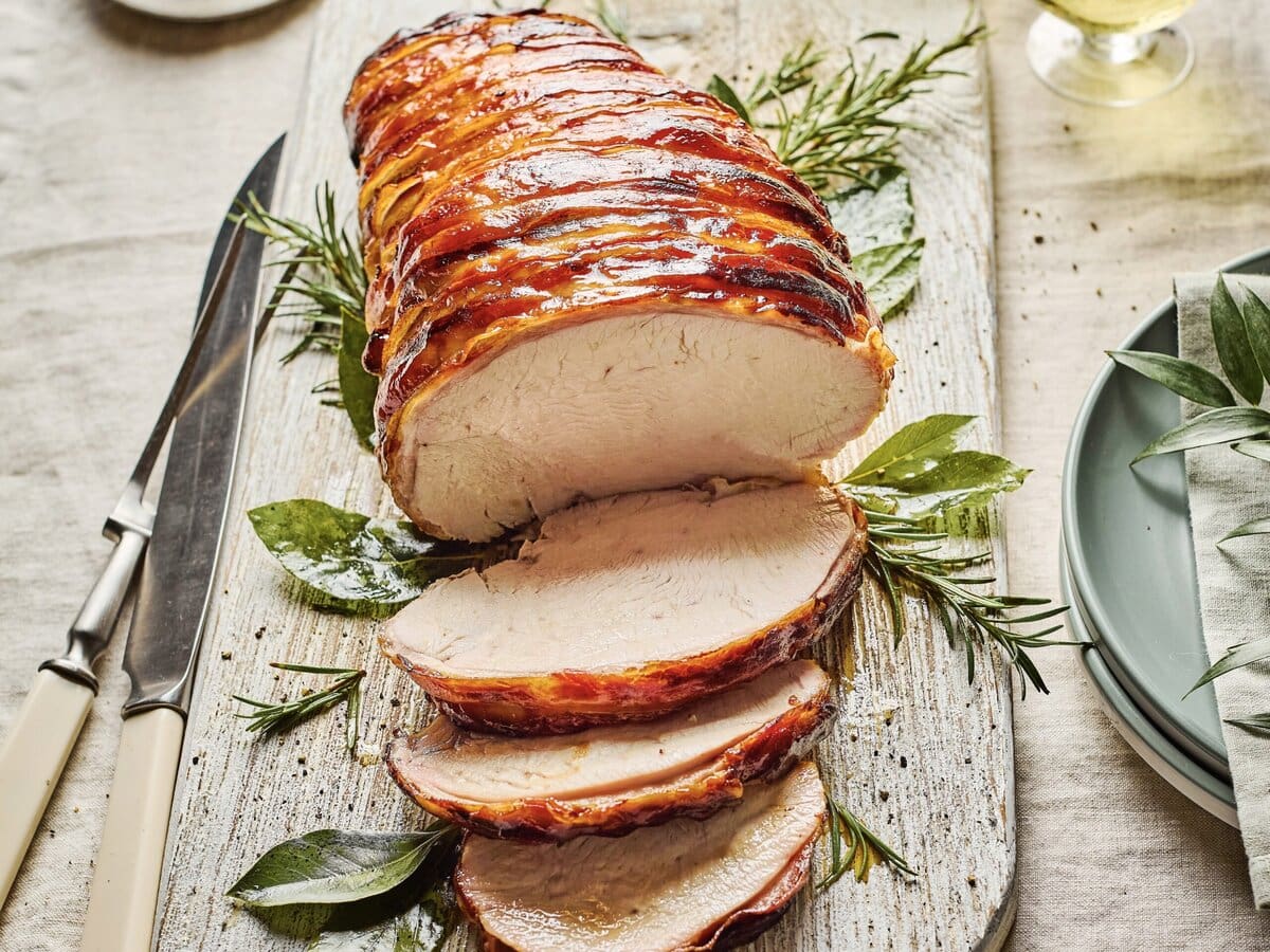 Kalkoen met smoky ahornglaze in plakjes gesneden