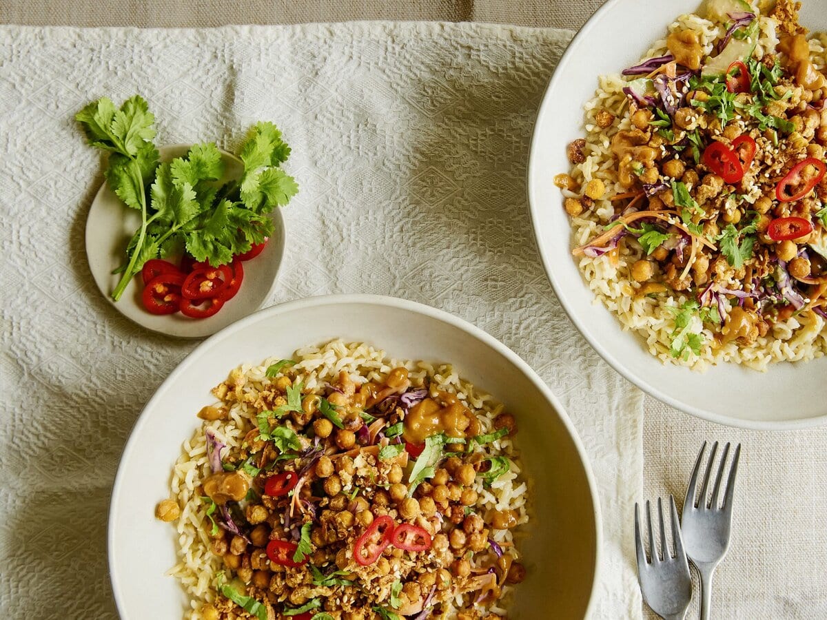 Kikkererwtenrijstbowl met pindadressing