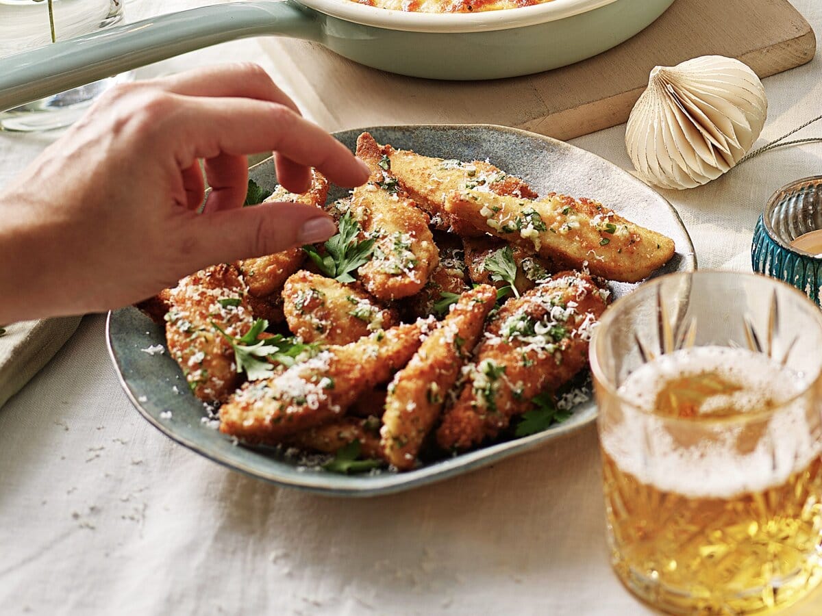 Kipfingers met knoflook, parmezaan en koriander erover