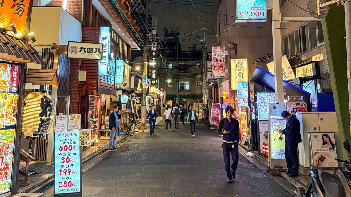 Steegje in de wijk Monzen-Nakacho in Tokio
