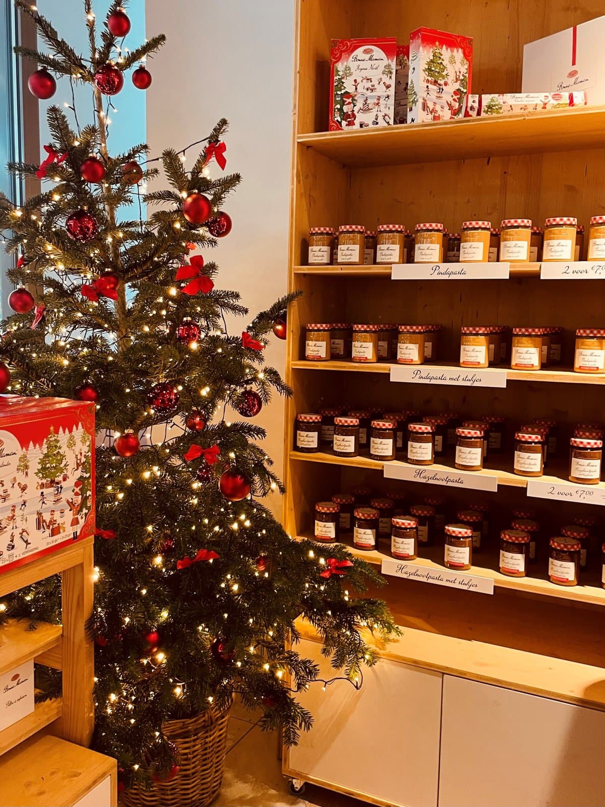 Bonne Maman bij kerstboom