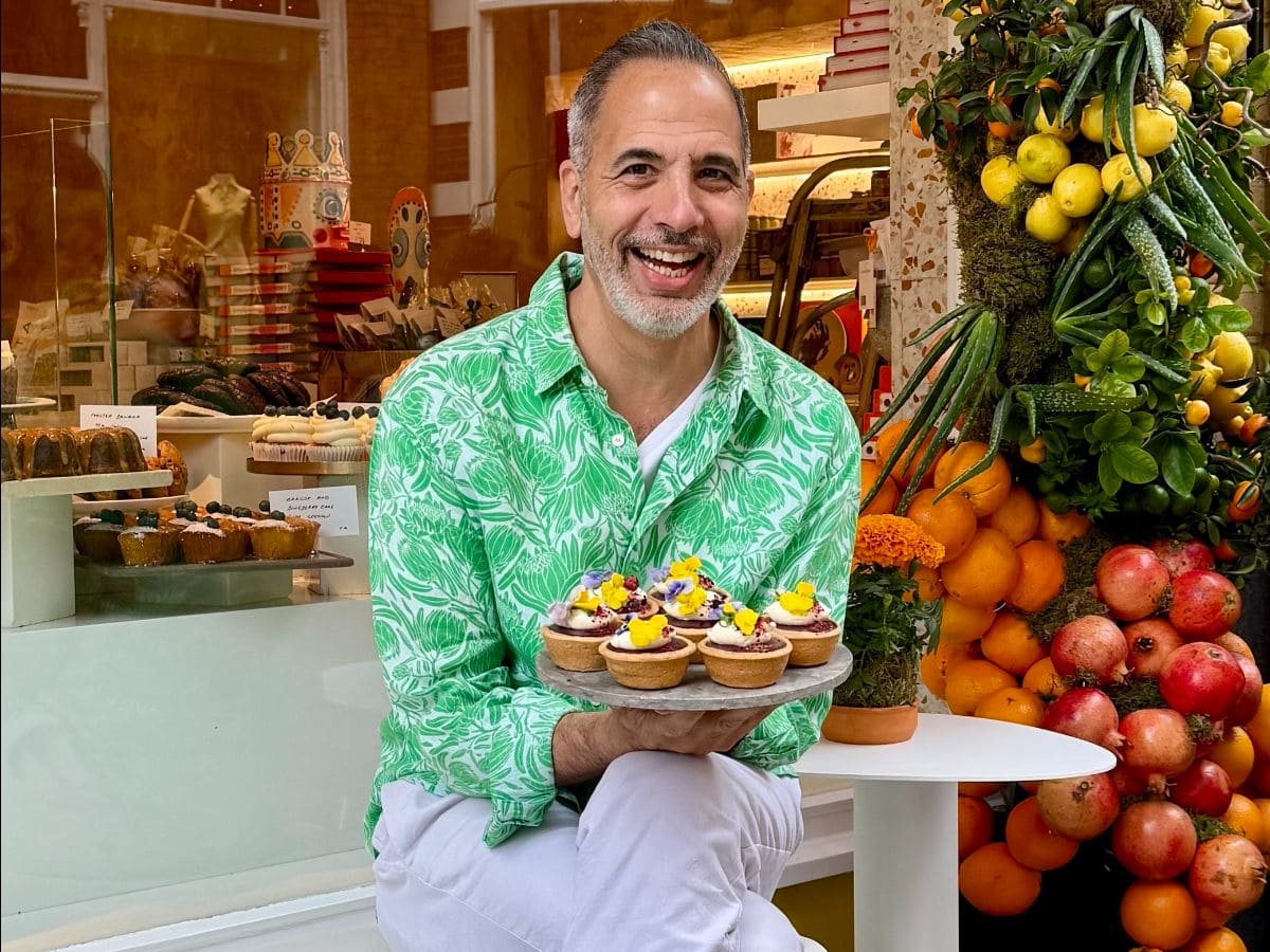 Yotam Ottolenghi met een bord eten