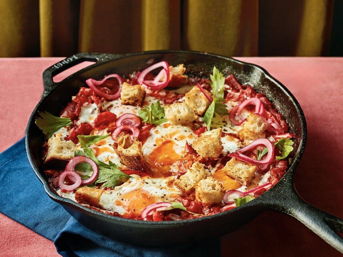 Pittige Bloody-Mary-eieren met krokante croutons en rode uien