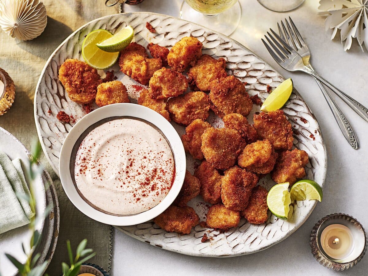 Pittige scampi met zureroomdip op een schaal