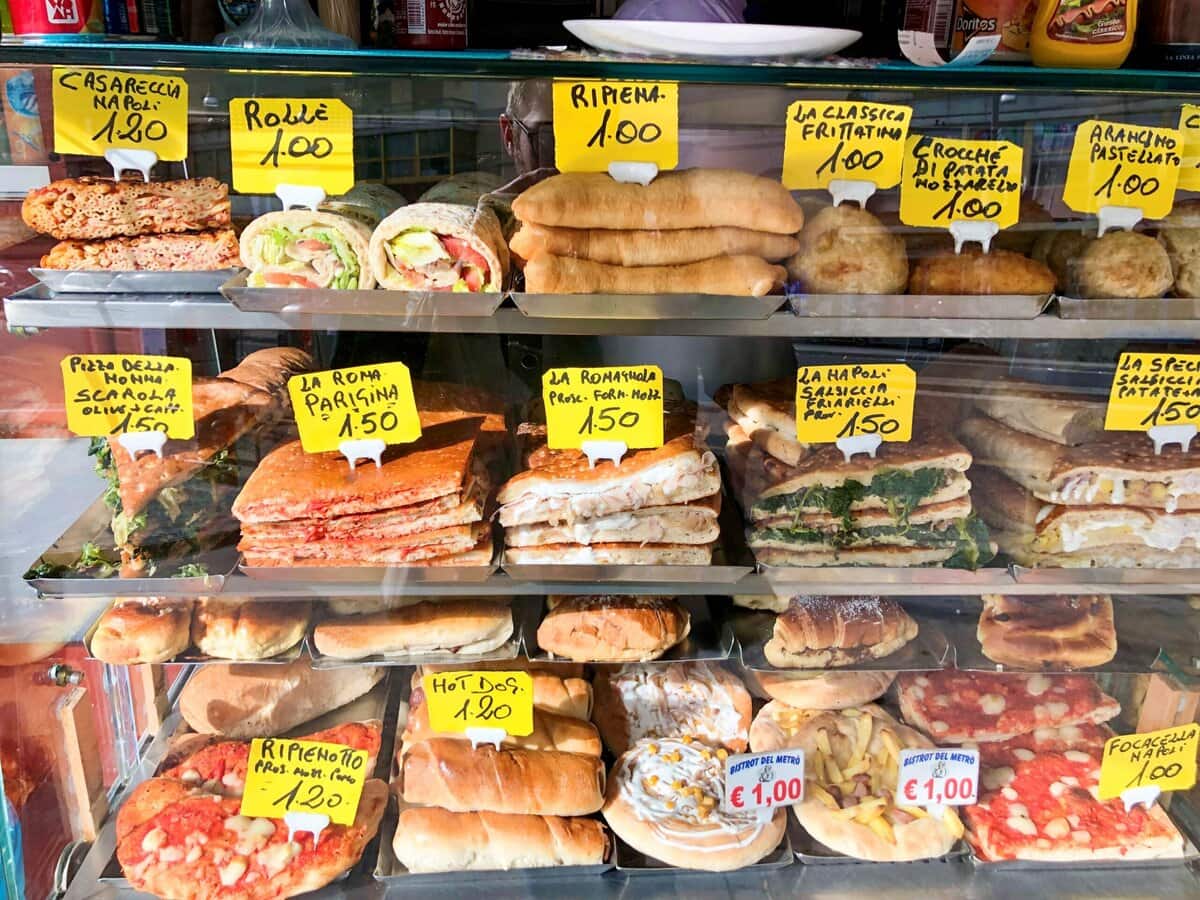 Belegde broodjes en snacks bij een restaurant in Napels
