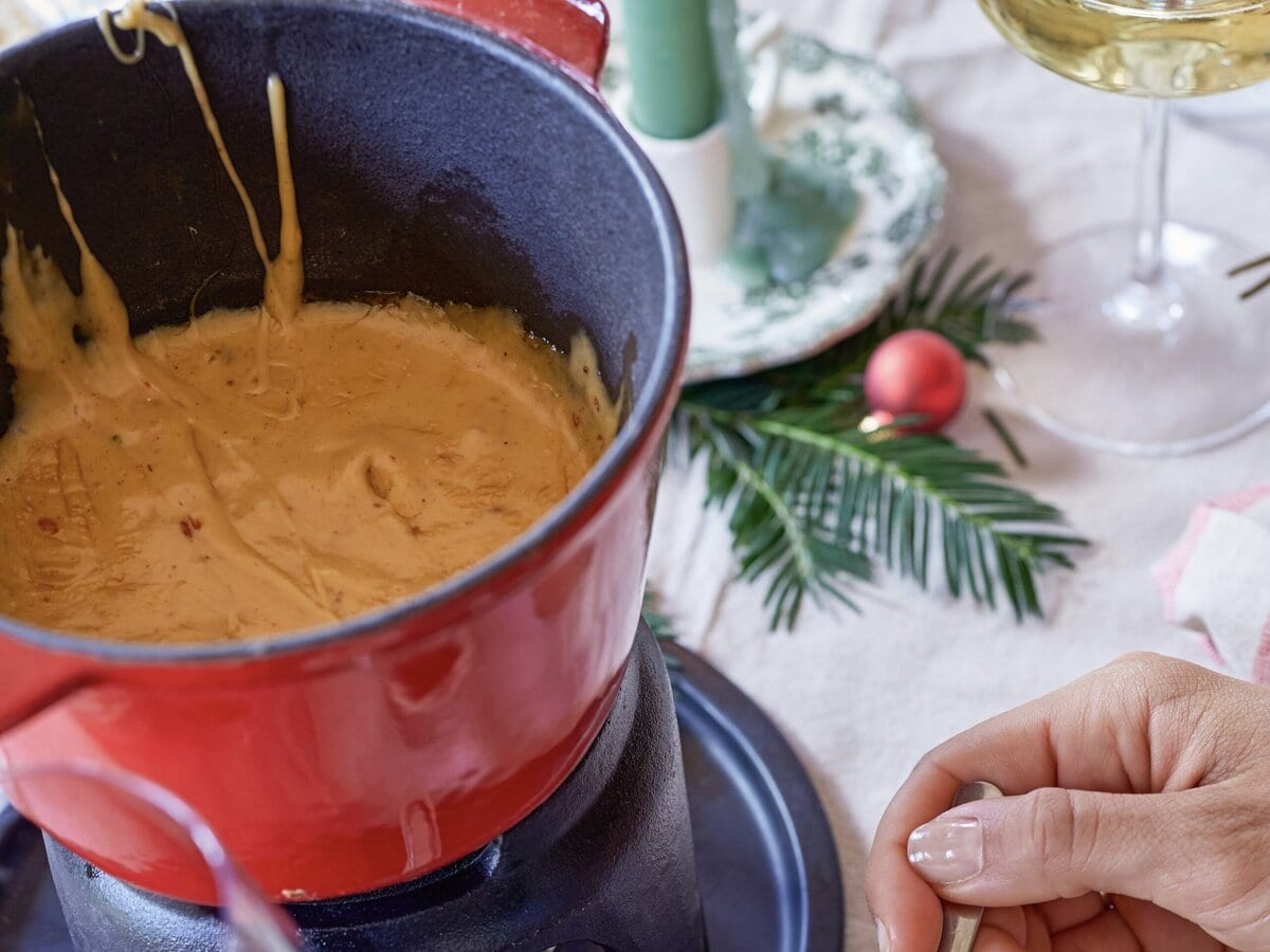 Spicy kaasfondue met harissa in fonduepan