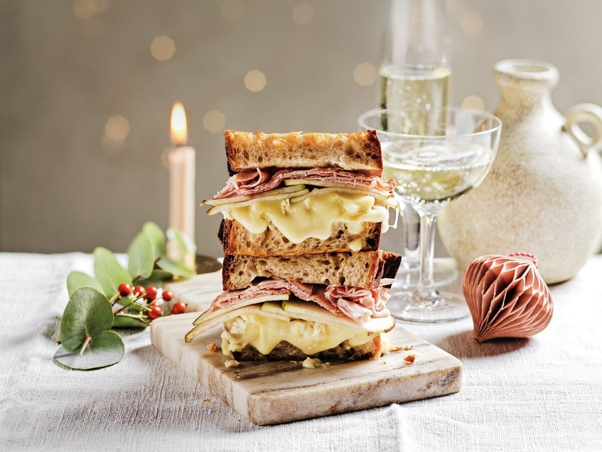 Twee tosti's op elkaar met brie, ham en ingelegde peer