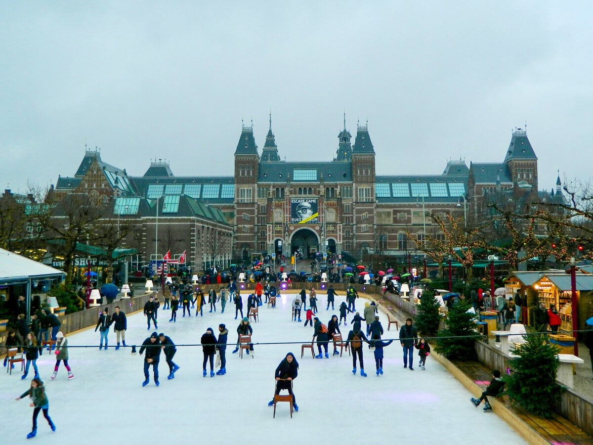 Schaatsbaan voor het Rijksmuseum in Amsterdam