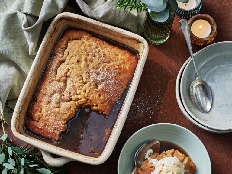 Zachte cake met butterscotchsaus