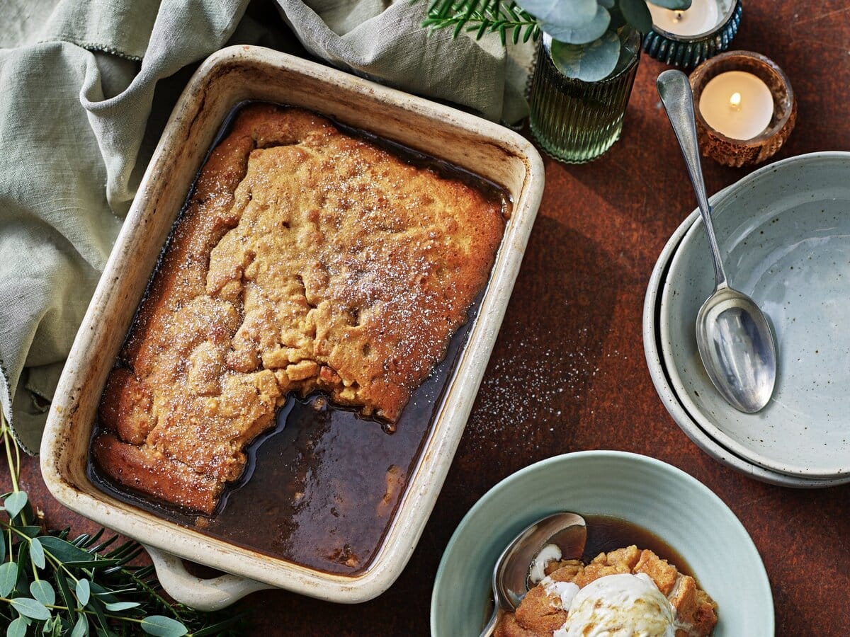 Zachte cake in een butterscotchsaus