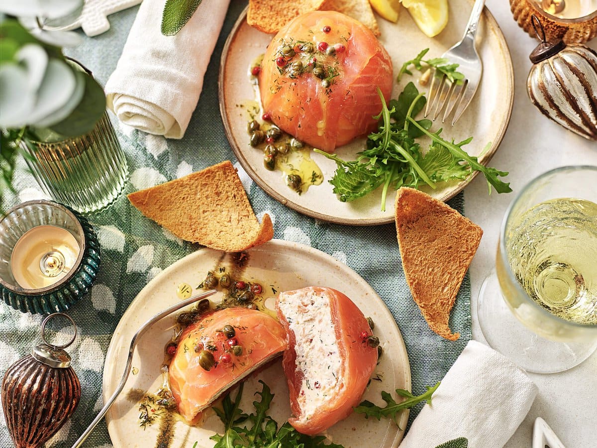 Zalmterrines met citroen-kappertjesbotersaus, rucola en toastjes