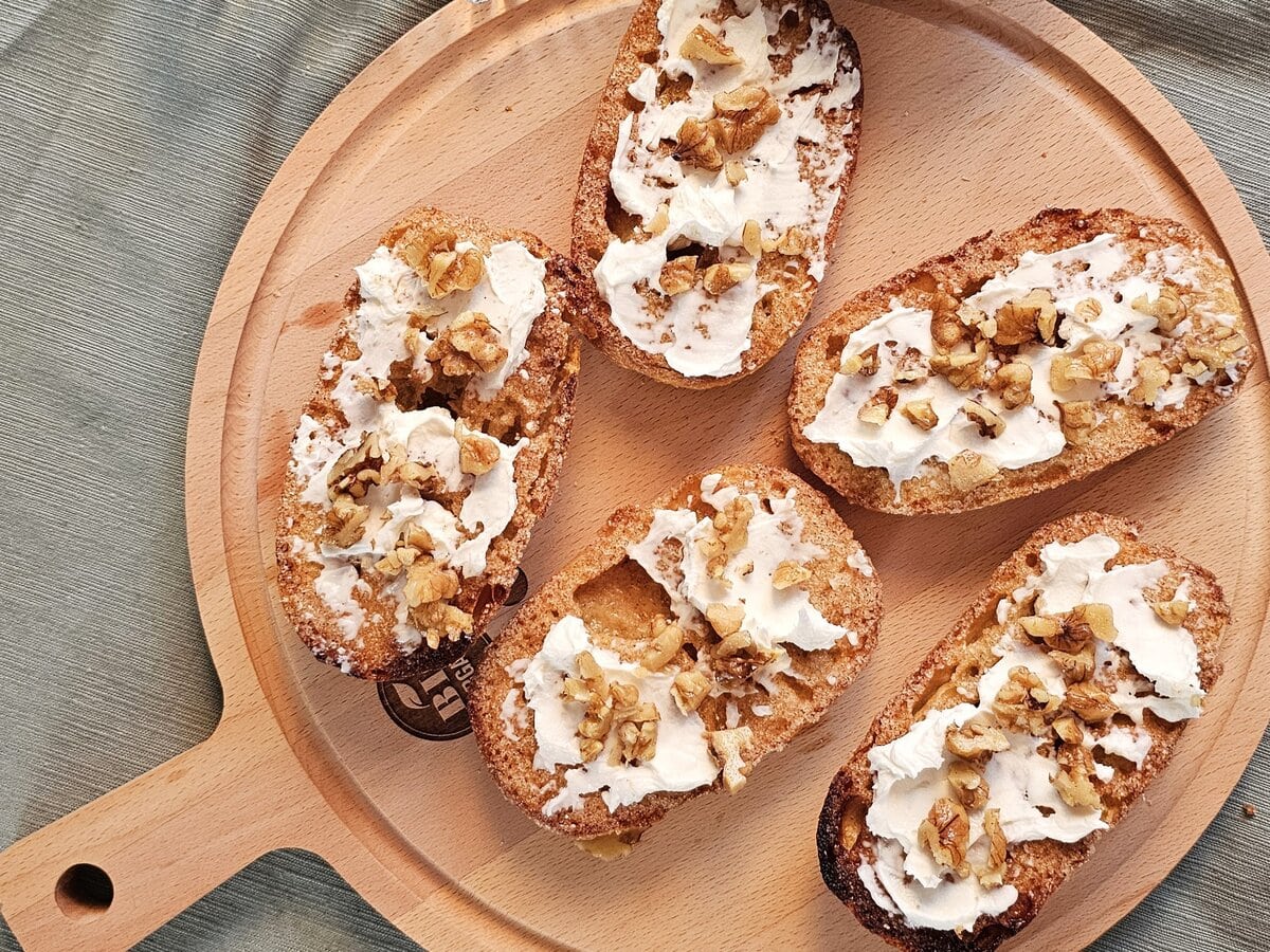 baguette met roomkaas op plank