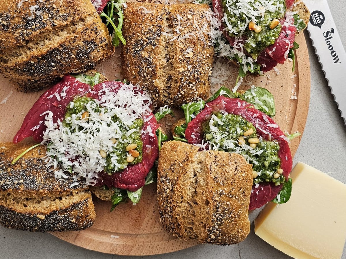 broodje carpaccio op plank