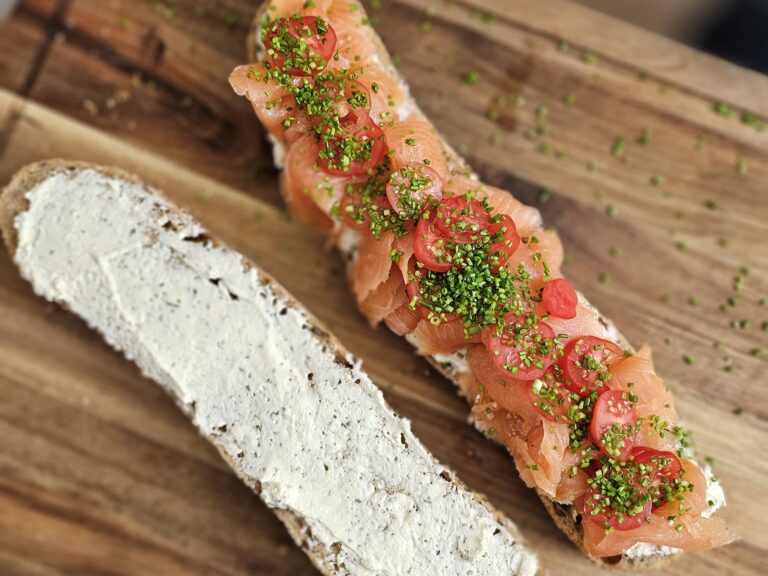 Baguette met gerookte zalm en roomkaas