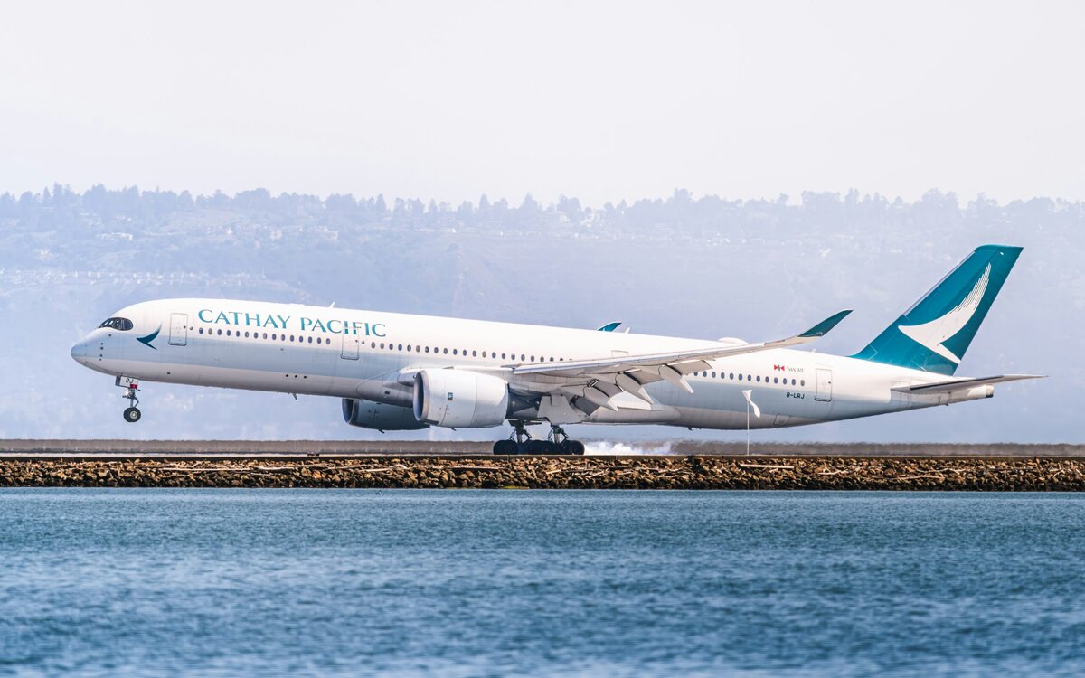 Opstijgend vliegtuig van Cathay Pacific