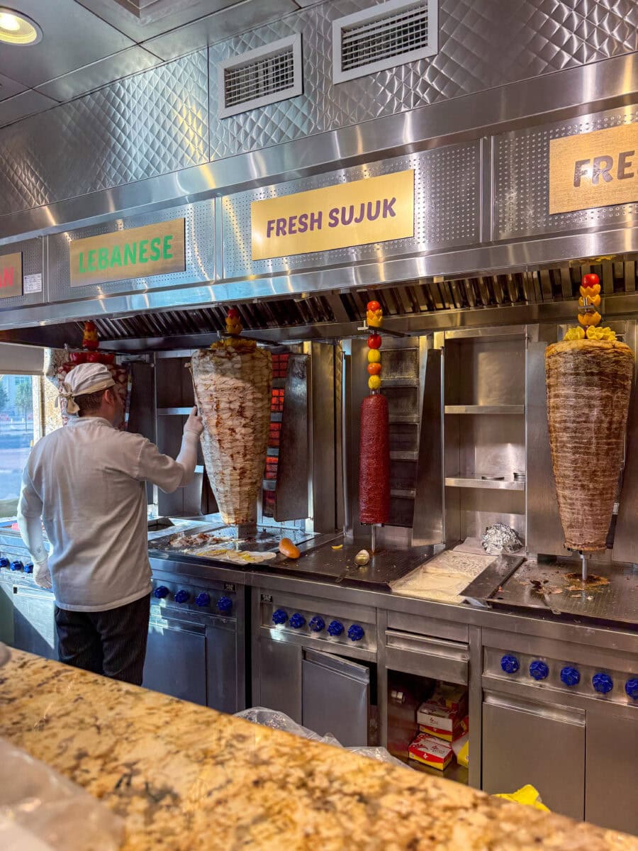 Verschillende soorten vlees bij Shawarma Al Farooj