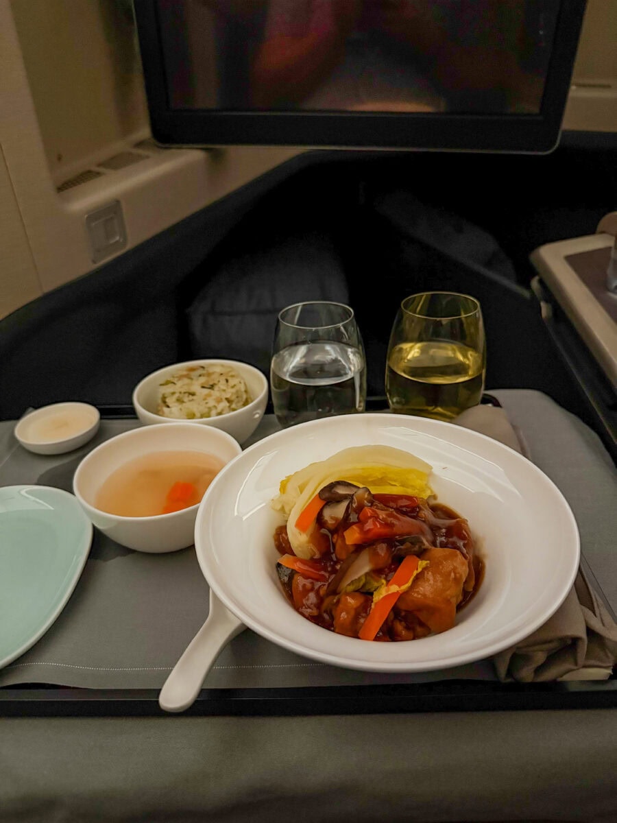 Kip met verse groenten aan boord bij Cathay Pacific