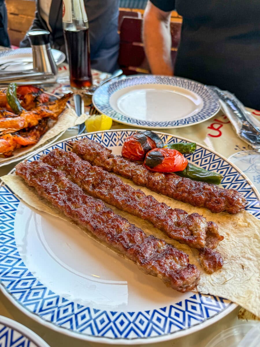 Iraanse kebab bij een restaurant in Dubai