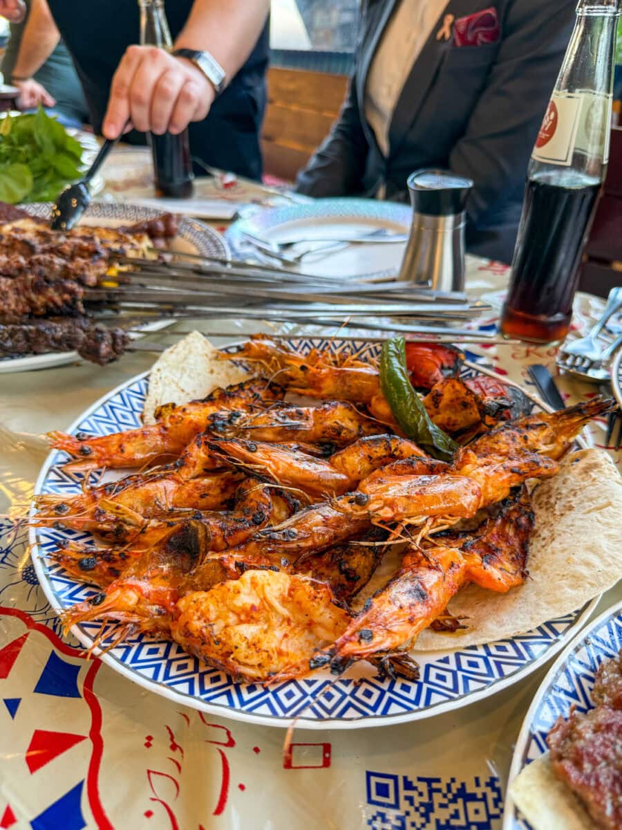 Gegrilde garnalen op een spies in Dubai