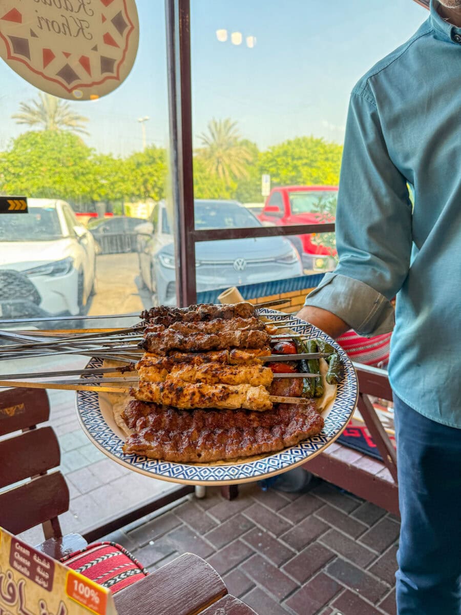 Spiesen vol kebab bij een restaurant in Dubai