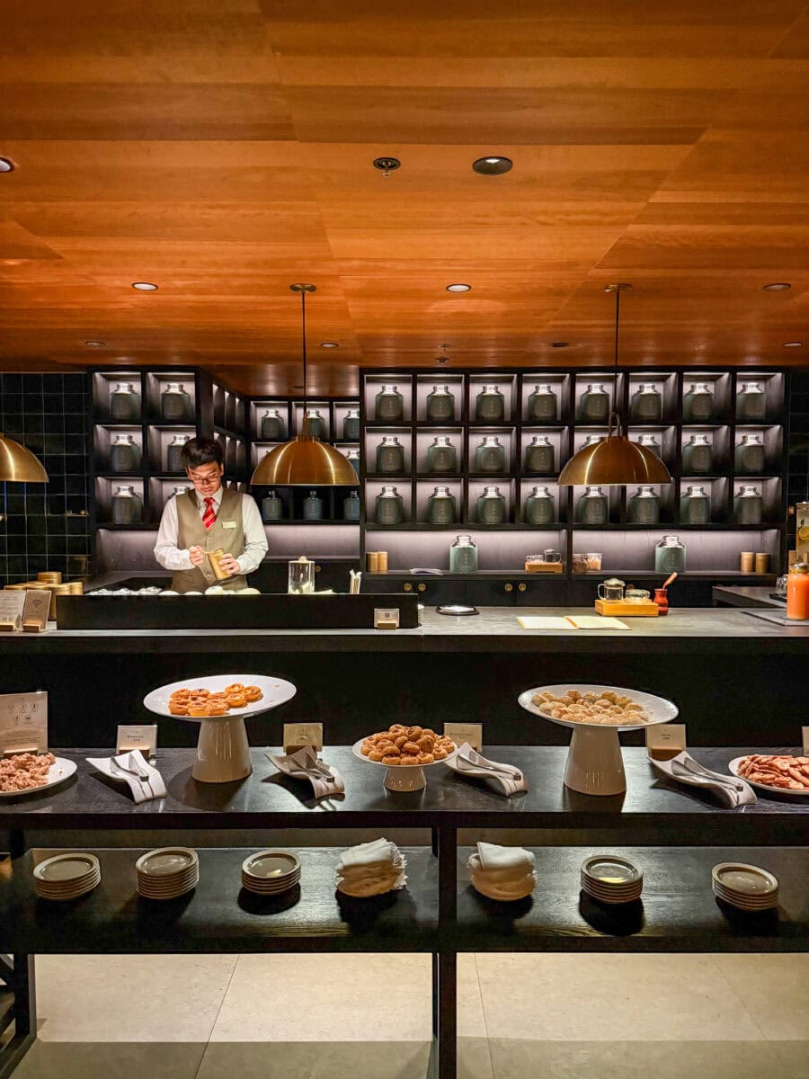 Bar bij de lounge van Cathay Pacific in Hongkong