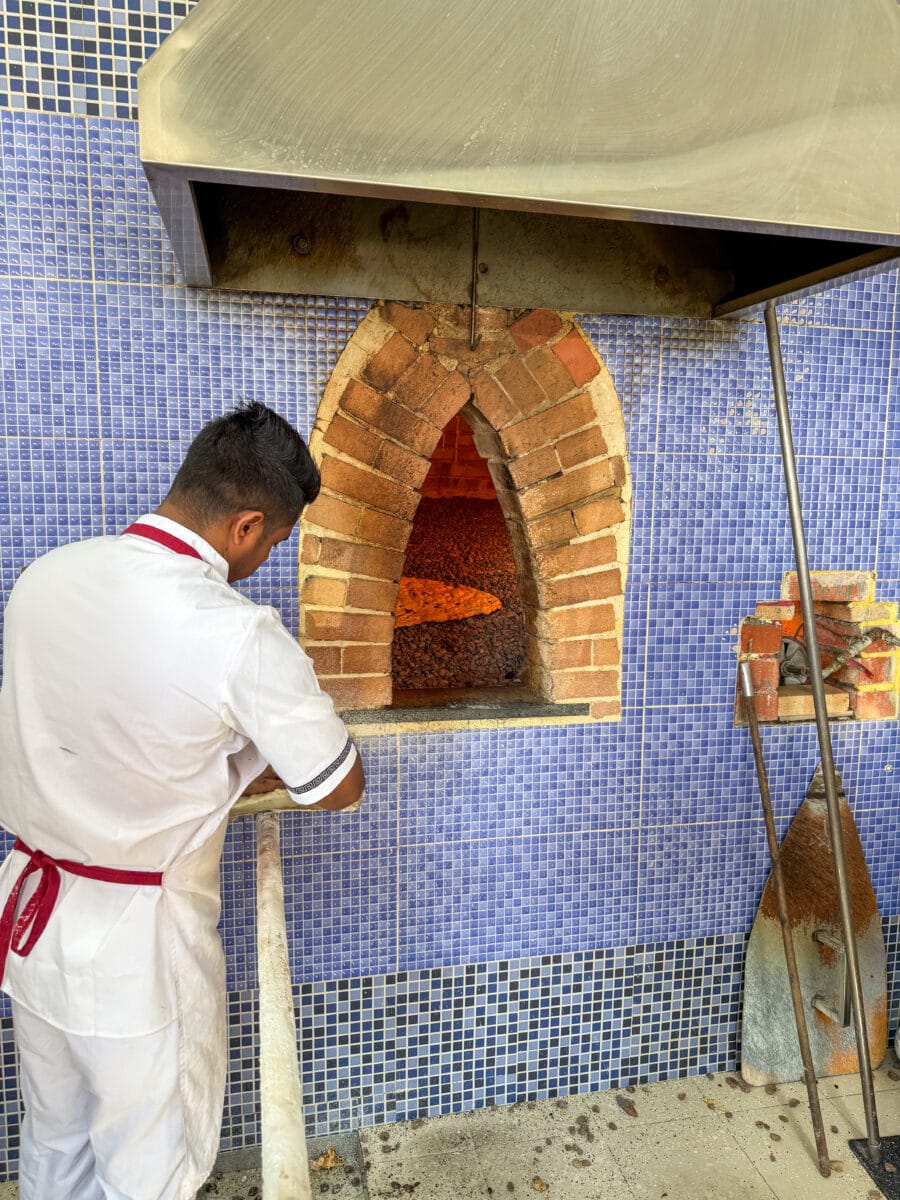 Sangak in een grote oven in Dubai