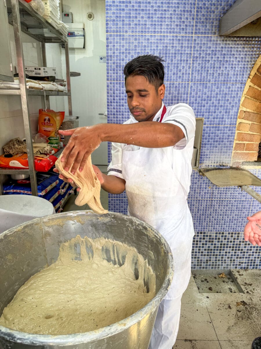 Het deeg voor sangak, een Iraans brood