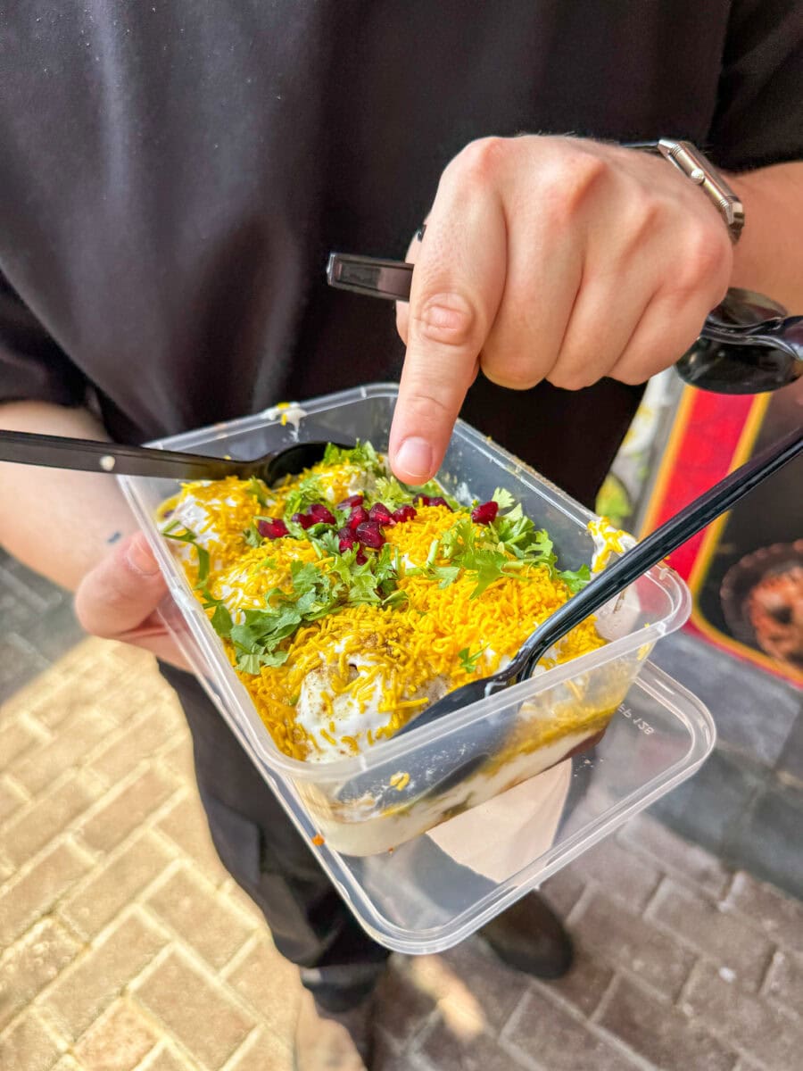Dahi puri, geserveerd in een bakje in Dubai