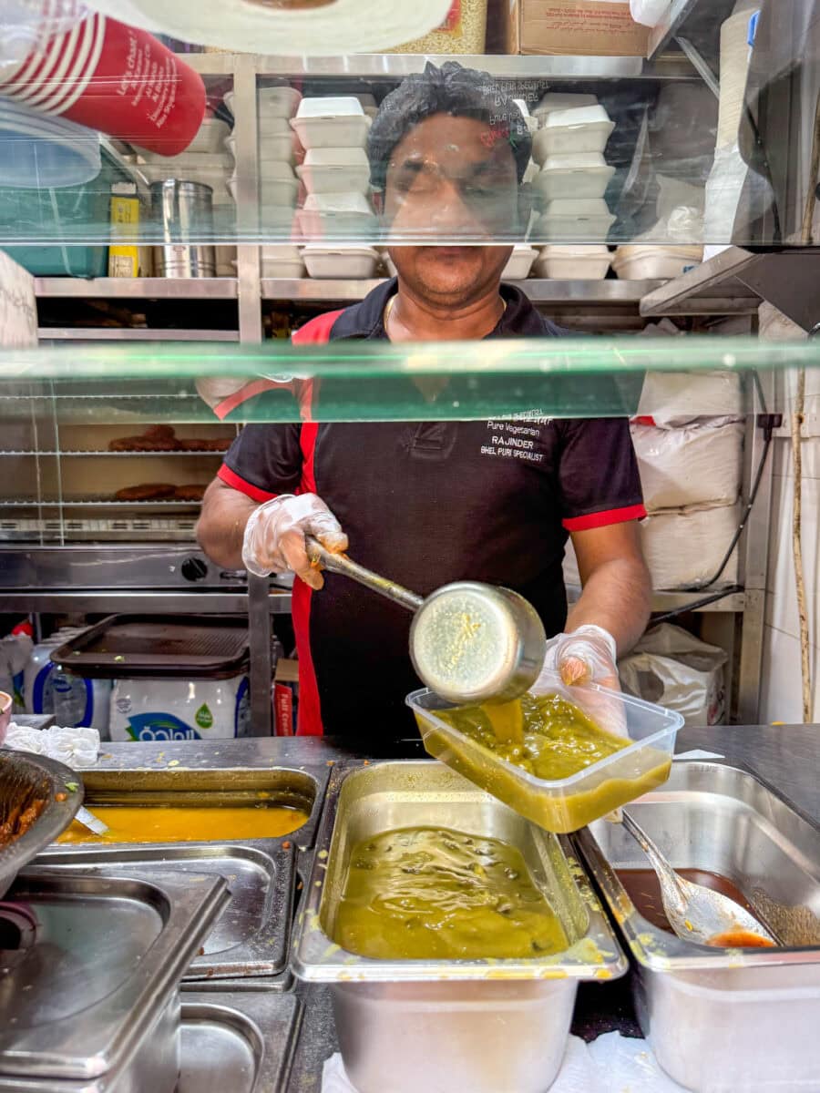 Indiaas restaurant in Dubai, waar pani puri wordt gemaakt