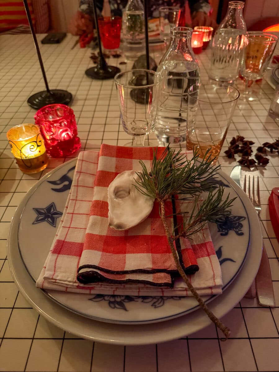 Gedekte tafel voor kerst in Zweden
