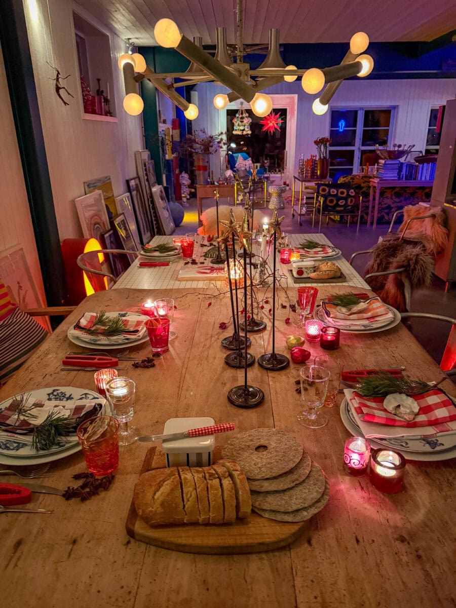 Gedekte tafel voor kerst bij Lådfabriken in Zweden