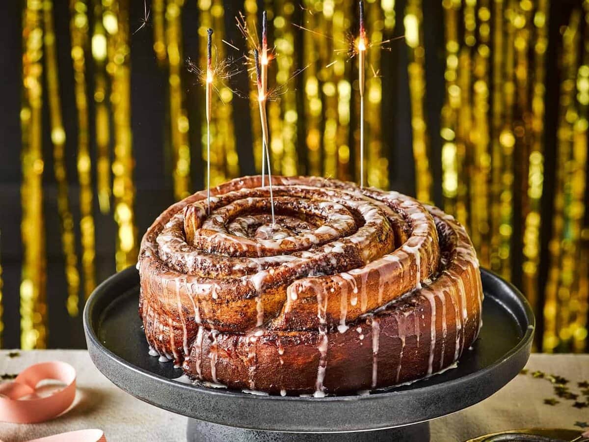 reuzekaneelbroodje op plateau