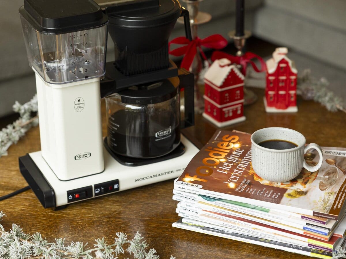 koffiezetapparaat met stapel foodies