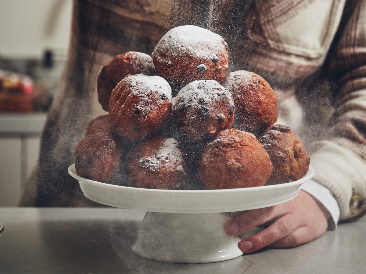 oliebollen bestrooid met suiker