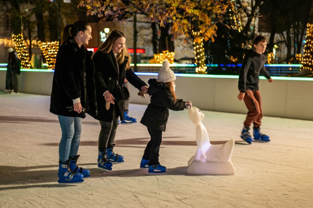 Ouders en kind schaatsen