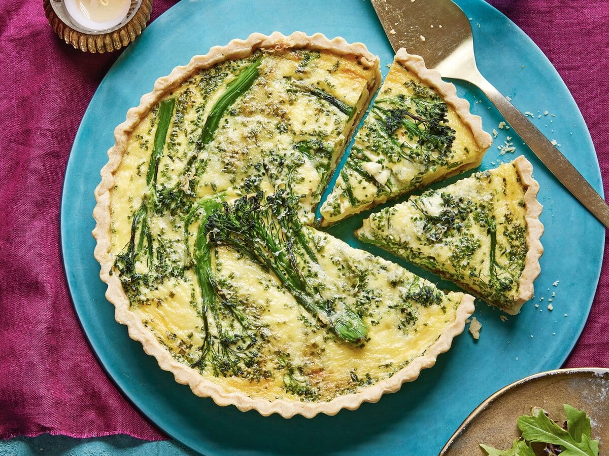 Aspergebroccoliquiche met twee stukjes afgesneden