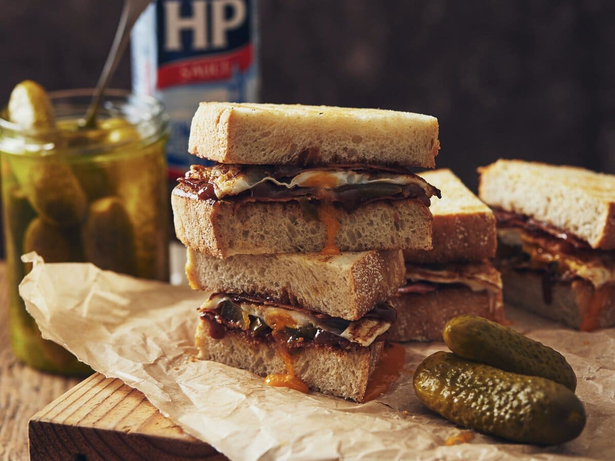 Sandwich met bacon, jalapeño en ei