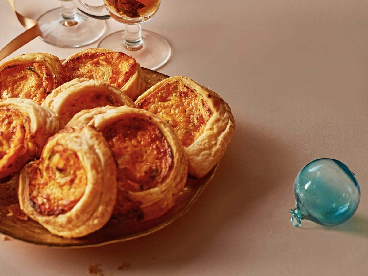 Bladerdeegrondjes met jalapeño en kaas