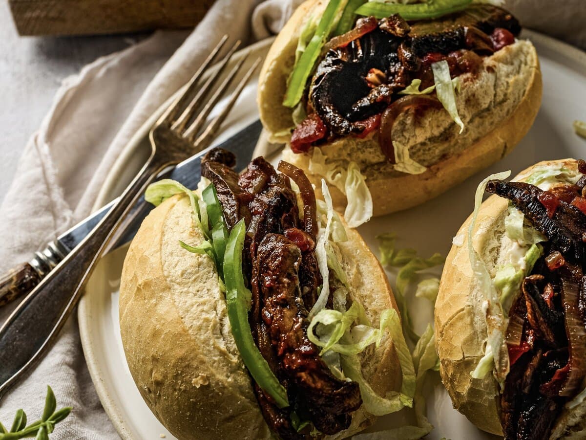 Drie broodjes pulled portobello met ijsbergsla en groene paprika